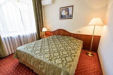 Фото номера Номер стандарт бизнес с 1 двуспальной кроватью Гостиница Бизнес Отель Нефтяник г. Альметьевск 3